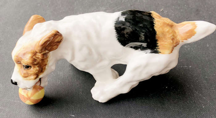 ROYAL DOULTON CHARACTER DOG WITH BALL HN1097