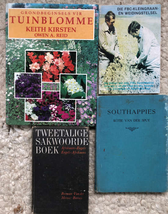 TUINBLOMME DEUR KIRSTEN, SOUTHAPPIES DEUR V/D SPUY, TWEETALIGE SAKWOORDEBOEK EN EEN ANDER BOEK