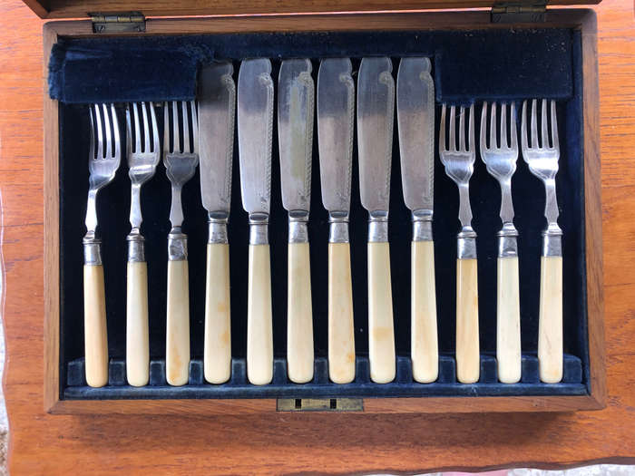 SILVER FISH SET COLLARS BONE HANDLES HALLMARKED 1919 IN ORIGINAL SILVERED OAK CASE