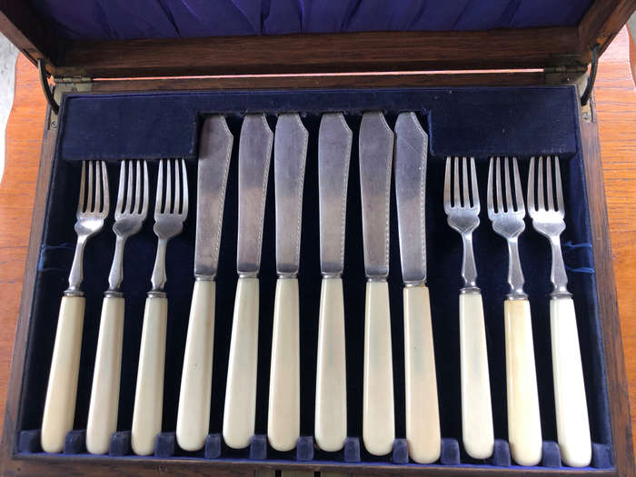 SILVER PLATE BONE HANDLED ARMY & NAVY CO-OPERATIVE SOCIETY FISH KNIVES AND FORKS SET IN OAK CASE