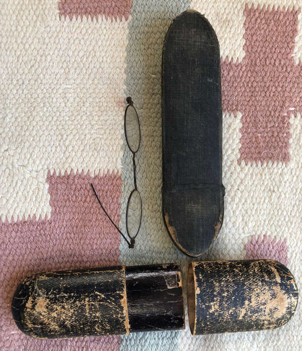 SPECTACLES WIRE ANTIQUE DEFICIENT AND TWO CASES