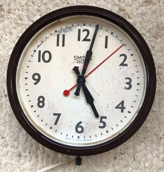 SMITH`S ELECTRIC STATION WALL CLOCK IN BAKELITE CASE