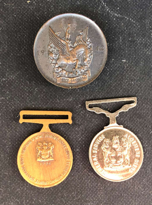 SADF MINIATURE MEDALS AND 1942 CALVACADE BRONZE BUTTONHOLE BADGE