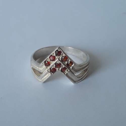 925 Solid silver pointer ring with ruby coloured stones. Size: K1/2 (16.1mm)