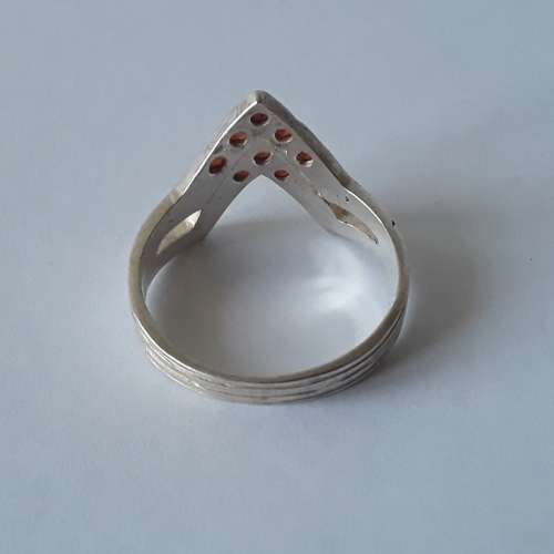 925 Solid silver pointer ring with ruby coloured stones. Size: K1/2 (16.1mm)