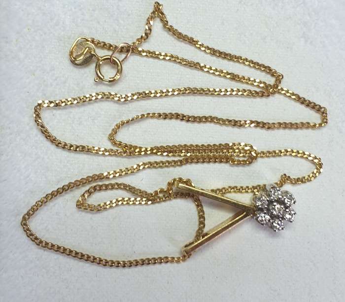 9ct Yellow Gold Chain with  18ct diamond pendant