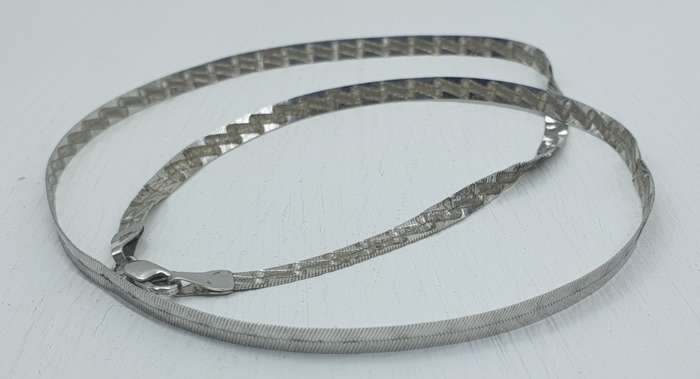 9CT WHITE GOLD NECKLACE
