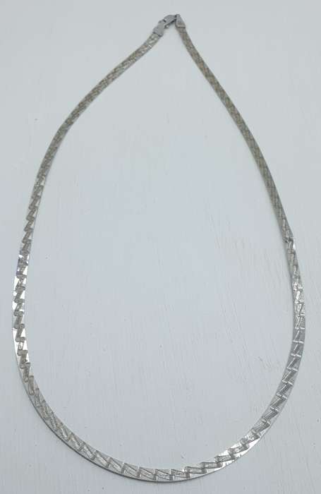 9CT WHITE GOLD NECKLACE
