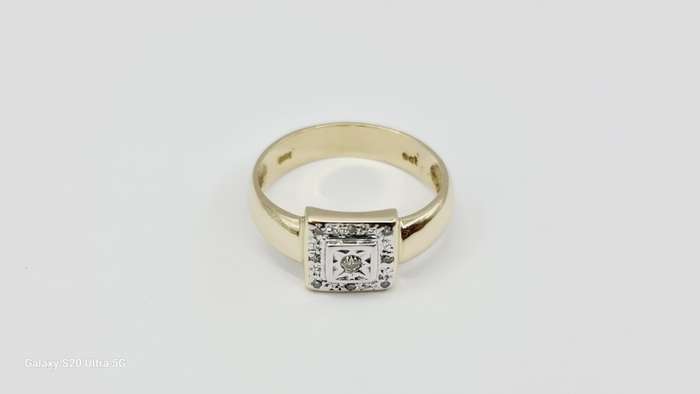 9ct YELLOW GOLD DIAMOND RING