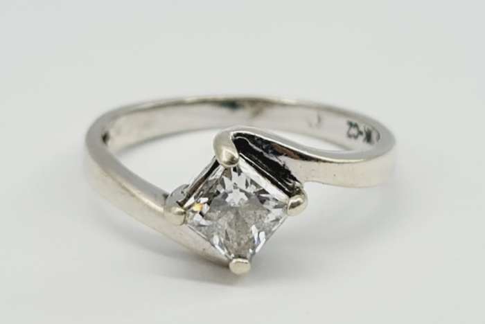 9ct WHITE GOLD RING