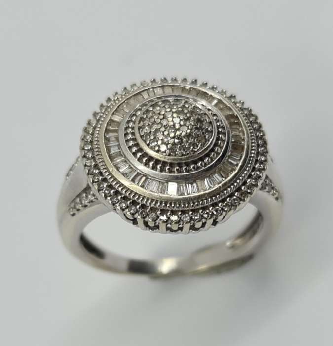 9ct WHITE GOLD DIAMOND RING