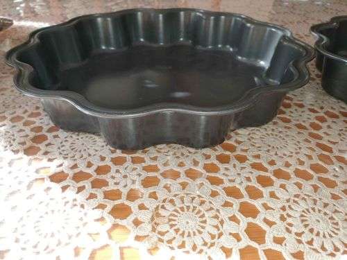 Set of two good quality Teflon coated cake trays