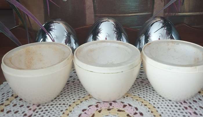 3 Retro Egg Holders