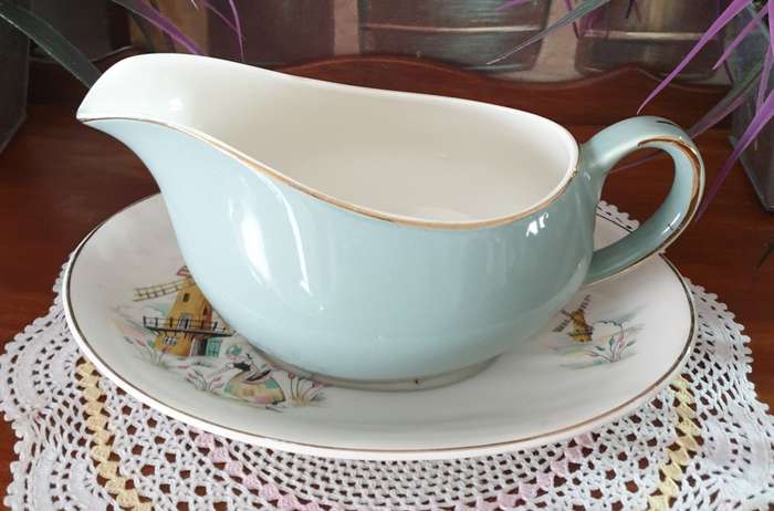 Alfred Meakin Gravy Boat and Tray | England | Very Nice Condition |