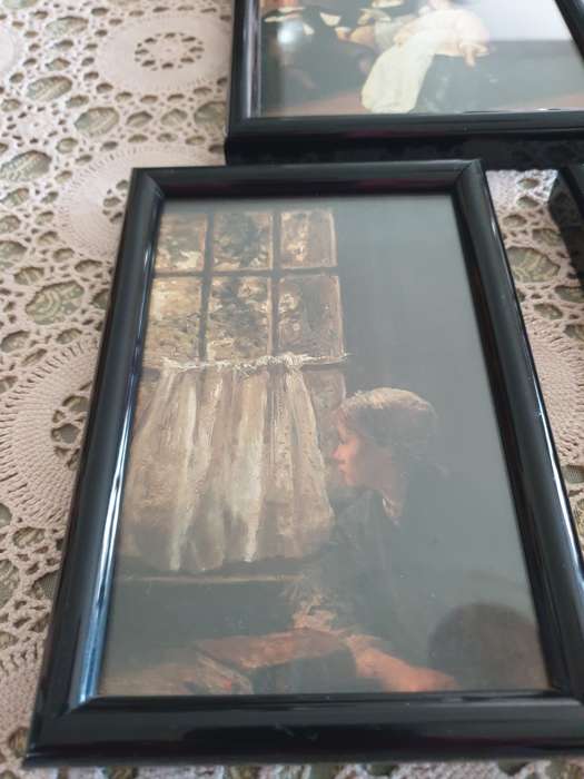 SET OF PRINTS WITH PHOTO FRAMES