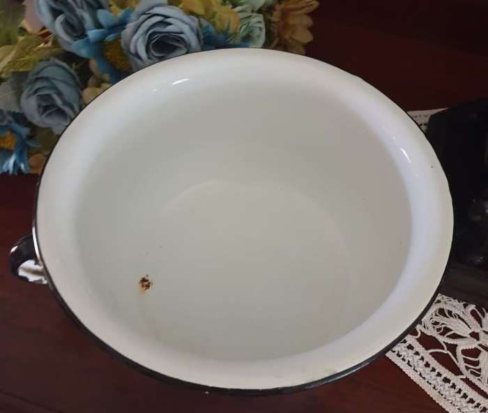 VINTAGE ENAMEL CHAMBER POT