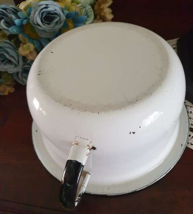 VINTAGE ENAMEL CHAMBER POT