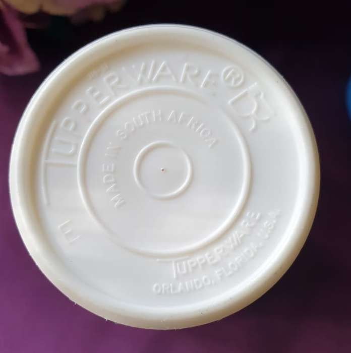 TUPPERWARE VINTAGE 3 TUMBLERS WITH LIDS