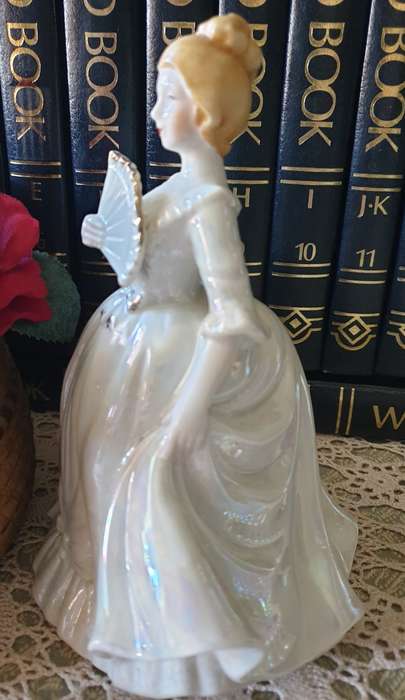 Beautiful vintage porcelain figurine of a lady with a Fan