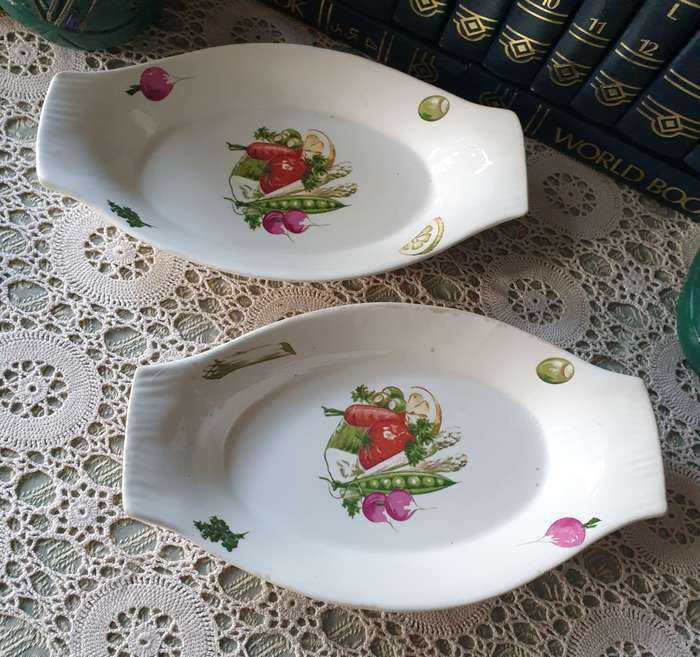 SET OF VINTAGE SERVING BOWLS