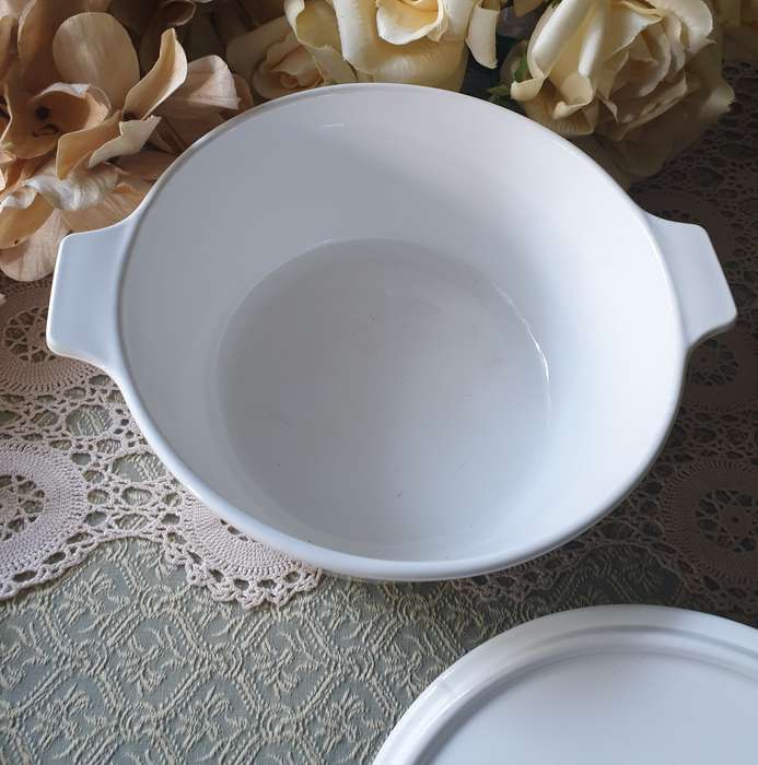 VINTAGE CORNING WARE BOWL WITH LID
