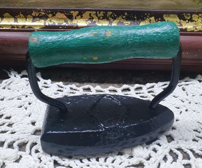 VINTAGE SMALL IRON