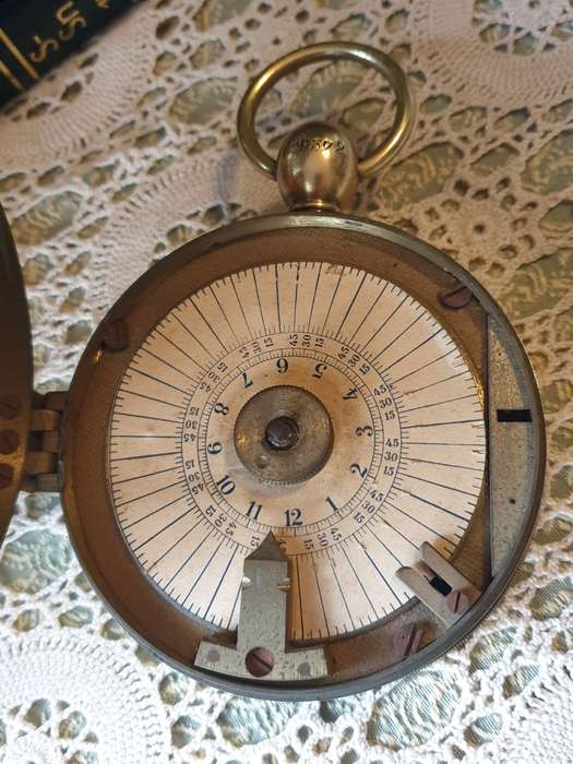 WATCHMAN CLOCK. MANUAL WINDING. BRASS | DISC | RECORDING. 1900