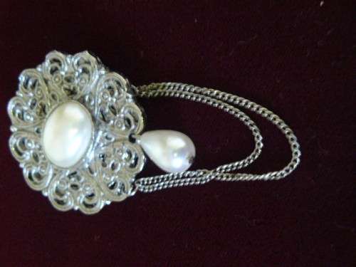 SILVER COLOURED BROOCH WITH FAUX PEARLS