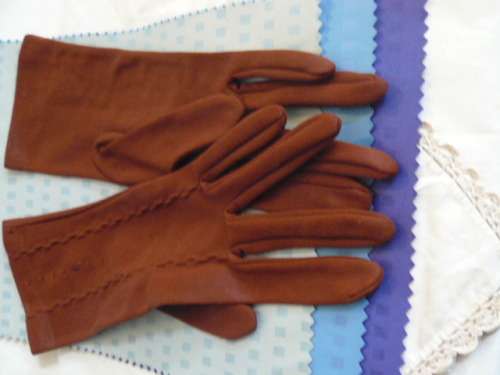 BROWN GLOVES SIZE  7 MEDIUM