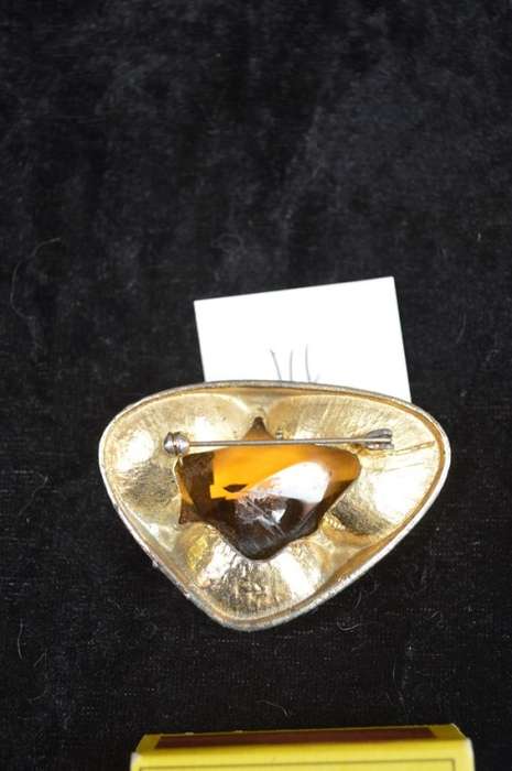 LOVELY GOLD COLOURED BROOCH WITH LARGE GLASS STONE 6 CM