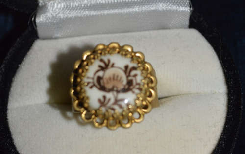NICE GOLD TONED RING WITHHAND PAINTED PORCELAIN TOP