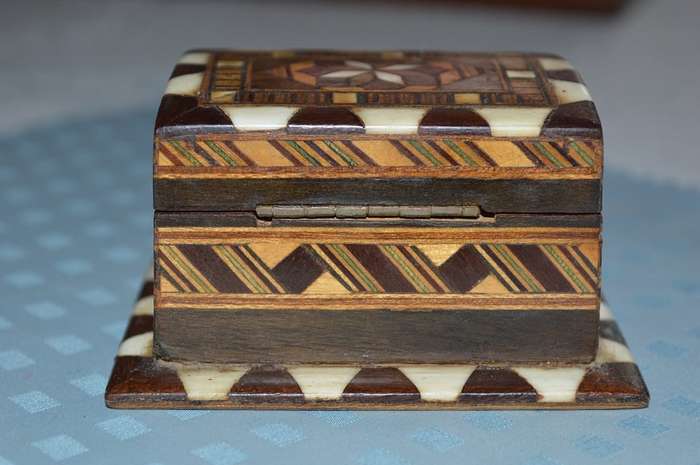Vintage small middle eastern inlayed trinket box VERY NICE
