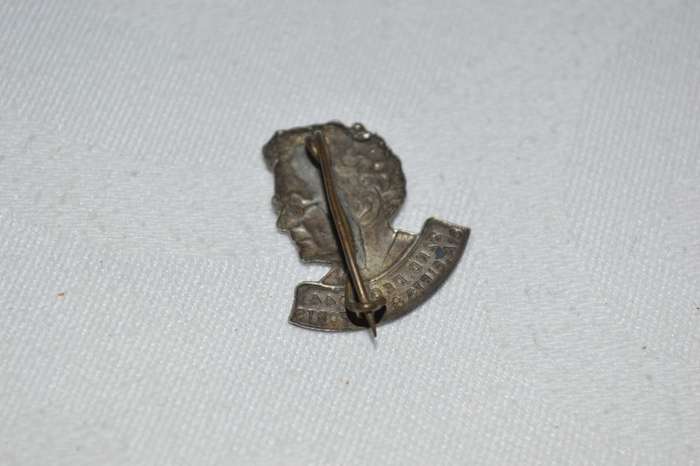 ISSIE SMUTS HISTORICAL 'S.A. GIFTS AND COMFORTS' BADGE(22 DEC 1944