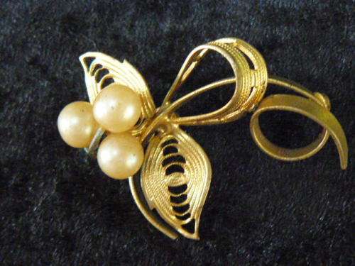 FOUX PEARL BROOCH