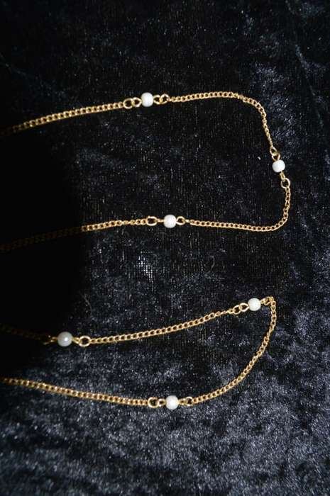 Lovely dainty faux pearl necklace with gold trim