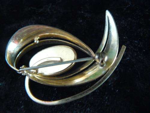 GOLD TONED AND TYGERS EYE BROOCH