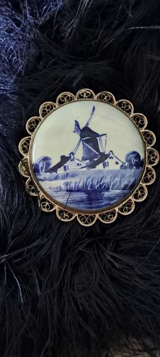 Beautifully drawn Delft brooch silver with filigree signed by artist 41.5mm STUNNING !!!!!
