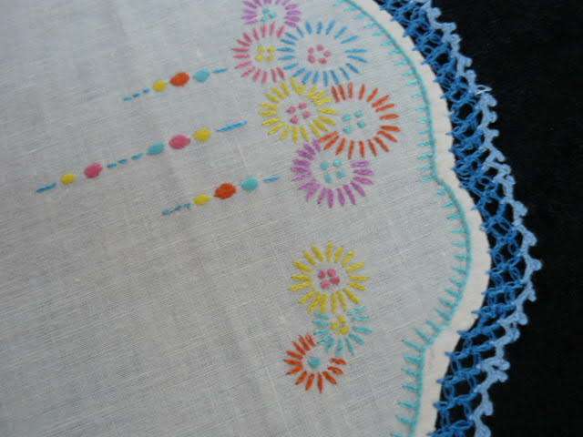 TRAY CLOTH VINTAGE COTTON EMBROIDERED WITH HAND CROCHETEDEDGE
