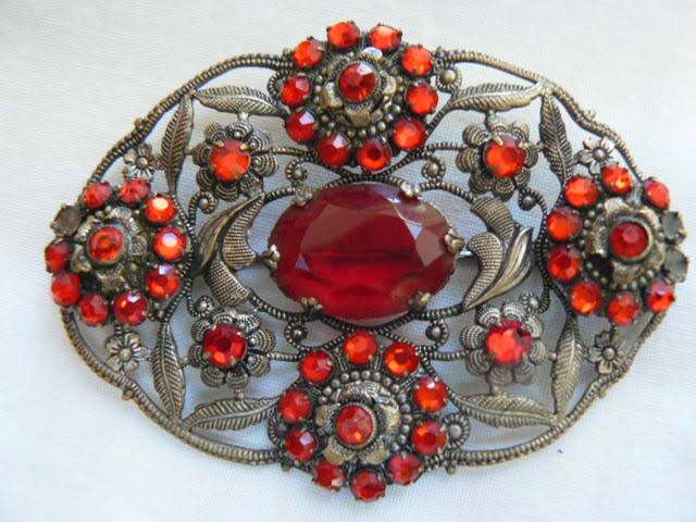 VERY PRETTY DETAILED FASHION BROOCH
