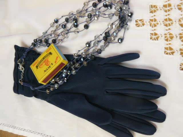 NECKLACE WITH GLASS BEADS AND VINTAGE GLOVES AND FREE GIFT !!!!!!!