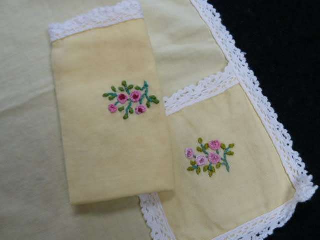 VINTAGE COTTON HAND EMBROIDERED PLACE MAT WITH MATICHING SERVIETE PALE YELLOW