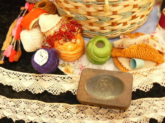 SEWING BASKET VINTAGE FULL OF LOT OF RELATED SEWING RELATED ITEMS