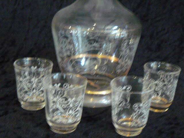 GLASS DECANTER AND4 GLASSES