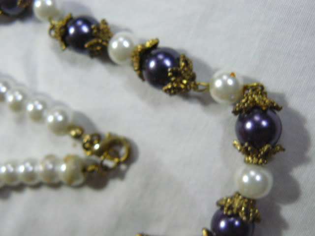 FOUX PEARL NECKLACE WITH WHITE AND BLUE PEARLS WITH GOLD TONED TRIMINGS STUNNING