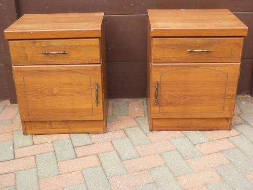 2 BEDSIDE PEDESTALS