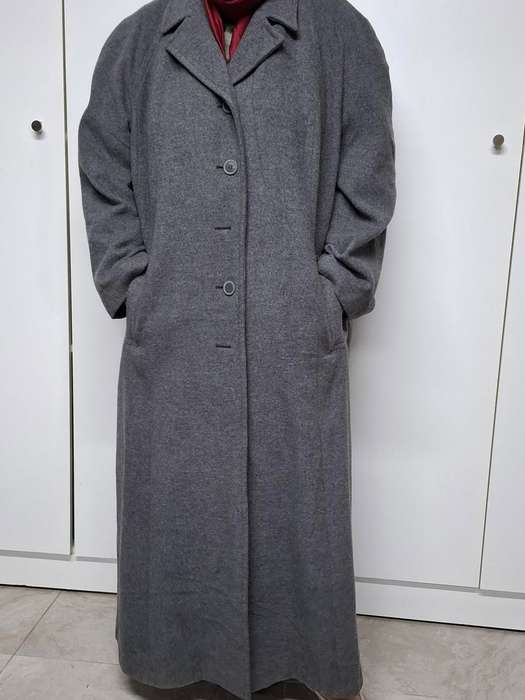 Grey Full Length Ladies Winter Coat - Excellent Condition with a Dark Grey Lining - Vintage Quality
