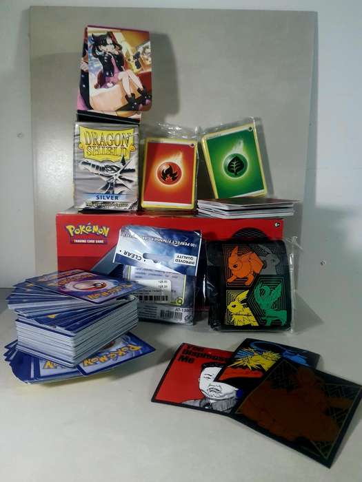 SUPPER LARGE +200 CARDS POKEMON TRADING CARDS AND MORE UP ON AUCTION