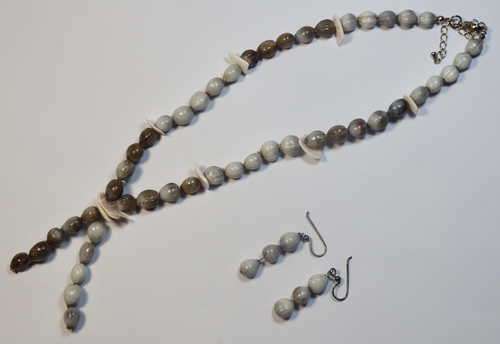 Fashion jewellery necklace and earrings set
