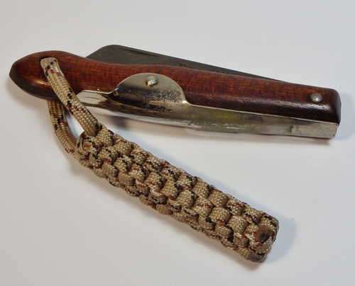 Okapi pocket knife with paracord