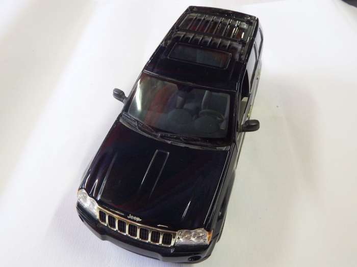 Maisto 2005 Jeep Grand Cherokee model car - Scale 1/18